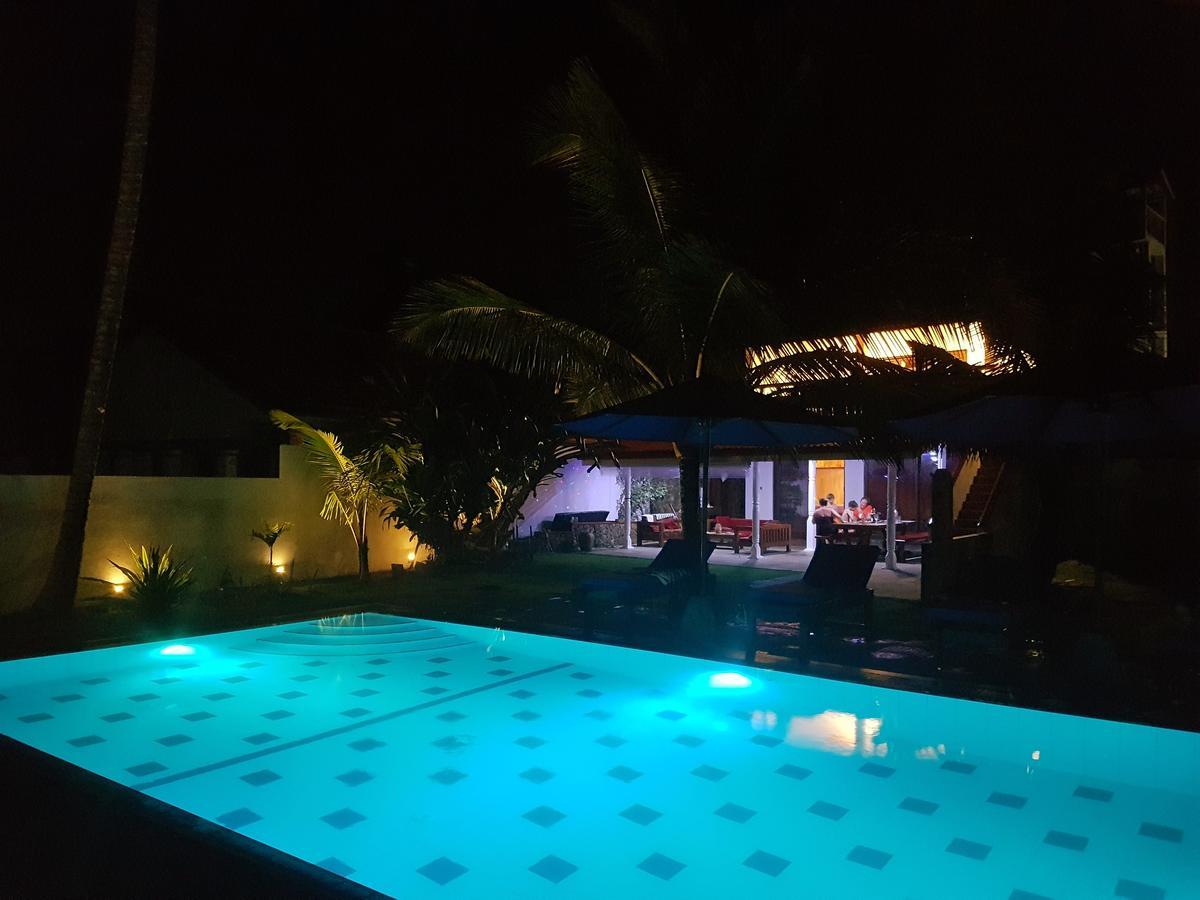 Tropical Beach House Хіккадува Екстер'єр фото