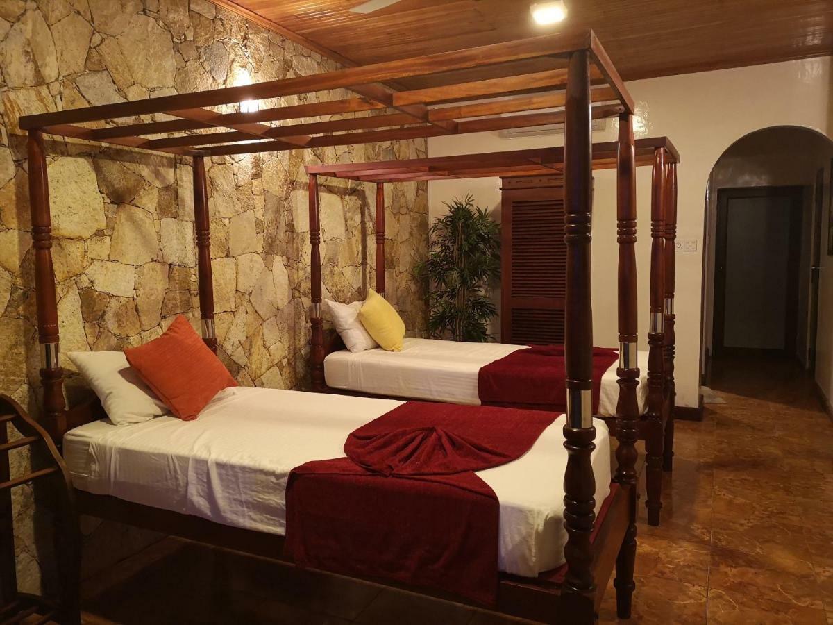 Tropical Beach House Хіккадува Екстер'єр фото